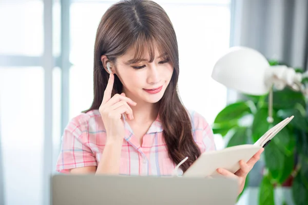 Aziatische Jong Meisje Student Gebruik Van Draadloze Oordopjes Online Taalcursussen — Stockfoto