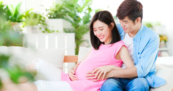 Mujer Embarazada Feliz Con Marido Esperando Bebé Casa —  Fotos de Stock