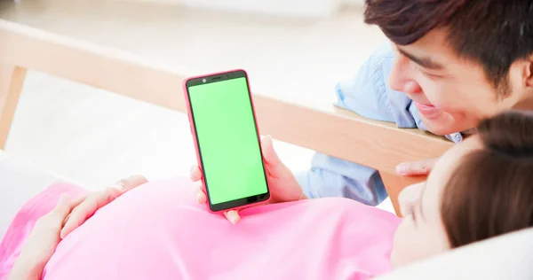 Mujer Embarazada Marido Mirando Teléfono Con Pantalla Verde — Foto de Stock