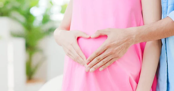 Lycklig Gravid Kvinna Med Make Visa Kärlek Gest Hemma — Stockfoto