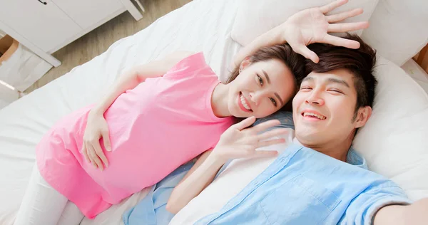 Happy Pregnant Woman Lying Bed Husband Take Selfie — Stock Photo, Image