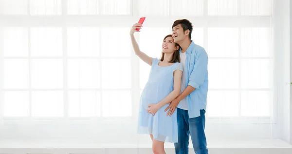 Feliz Asiático Gravidez Casal Tomar Selfie Por Telefone Inteligente — Fotografia de Stock