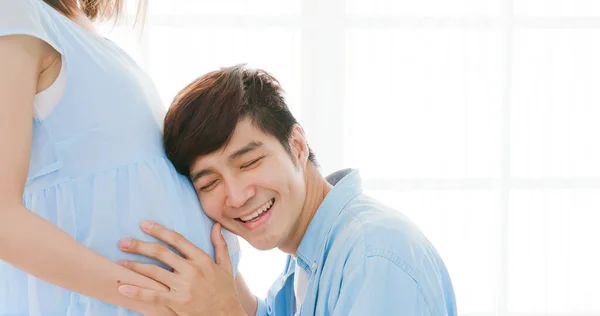 Feliz Casal Grávida Esperando Bebê Ouvir Bebê — Fotografia de Stock