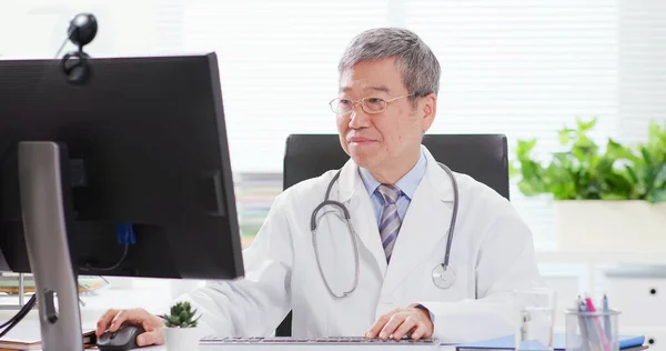 Telelääketieteen Käsite Aasialainen Mies Lääkäri Kuuntelee Potilaan Puhuva Oire Internetissä — kuvapankkivalokuva