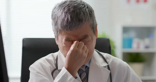 Deprimido Asiático Sênior Médico Sentir Cansado Tem Olhos Fadiga — Fotografia de Stock