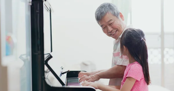 Asiatischer Großvater Bringt Mädchen Fröhlich Klavierspielen Bei — Stockfoto