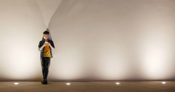 Asiatique Jeune Homme Utiliser Téléphone Intelligent Plein Air Dans Soirée — Photo