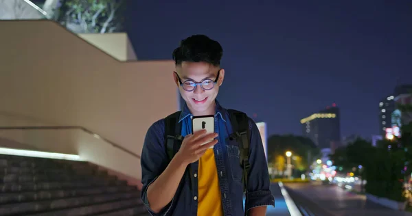 Aziatische Jongeman Gebruik Maken Van Smart Phone Outdoor Kijken Iets — Stockfoto