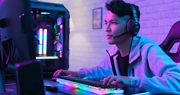 年轻的亚洲帅哥职业游戏玩家在家里玩网络游戏 — 图库照片