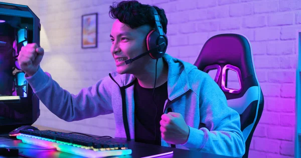 Joven Asiático Guapo Pro Gamer Siente Emocionado Mientras Juega Línea — Foto de Stock