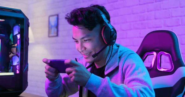 Siber Sporcu Asyalı Oyuncu Oyunu Mutlu Bir Şekilde Kazandı — Stok fotoğraf