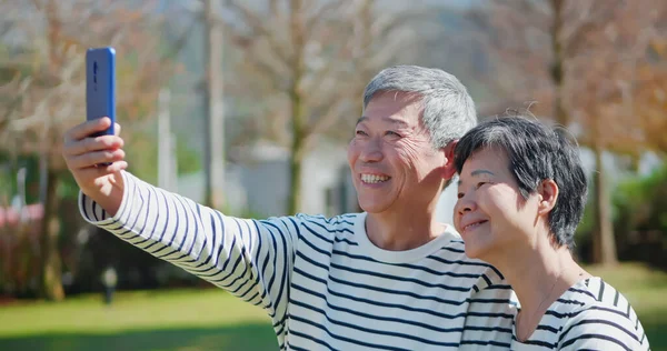 Азиатская Старшая Пара Делает Селфи Мобильному Телефону Вместе Счастливо Улыбается — стоковое фото