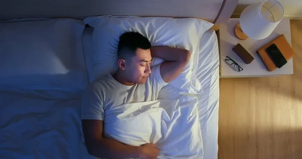 Vue Aérienne Homme Asiatique Bien Dormir Avec Sourire Nuit — Photo