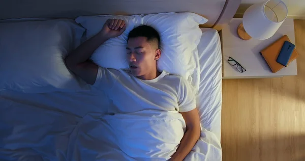 Vrchol Pohled Asijské Mladý Muž Chrápe Když Spí Noci — Stock fotografie