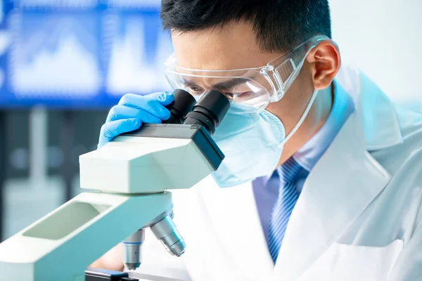 Close Asiático Microbiologista Biotecnologia Pesquisador Médico Trabalhador Olhar Microscópio Laboratório — Fotografia de Stock