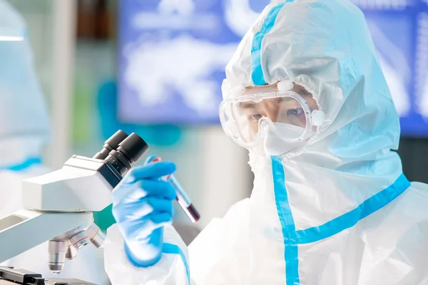 Asiático Cientista Pesquisador Masculino Segurando Resultado Positivo Teste Sangue Para — Fotografia de Stock