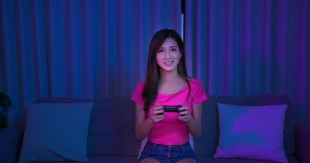 Vrouw spelen video games — Stockvideo