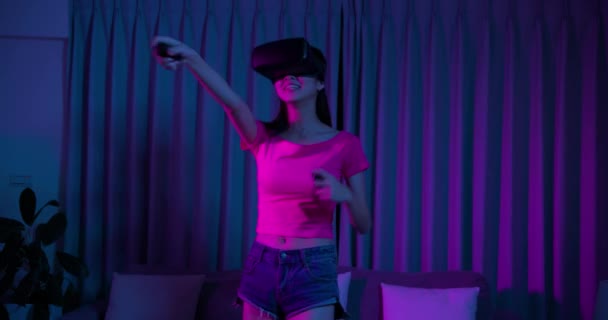 Mulher ganhar movimento sensing jogo — Vídeo de Stock