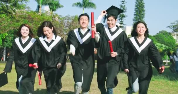 Група щасливих випускників кидають шапки — стокове відео