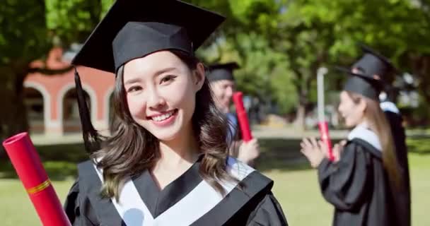 Estudante de pós-graduação feminino feliz — Vídeo de Stock