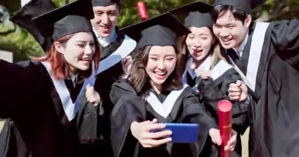 Grupo feliz graduados estudiantes — Vídeo de stock