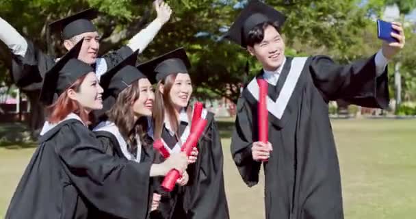 Grupo feliz graduados estudiantes — Vídeo de stock