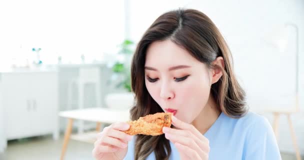Asiática mulher comer frango frito — Vídeo de Stock