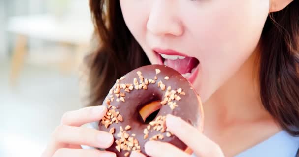 Mujer comer delicioso donut — Vídeos de Stock