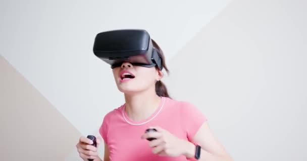 Mulher jogar jogo vr 3D — Vídeo de Stock