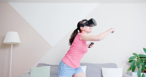 Vrouw spelen 3D vr spel — Stockvideo