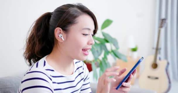 Asiatique femme porter sans fil écouteurs — Video