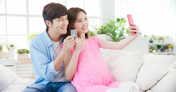 Pregnant Woman Her Husband Video Chat Smartphone — Stock Photo, Image