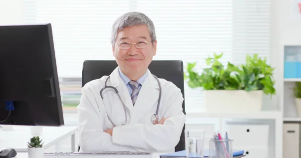 Ασιάτης Ανώτερος Άντρας Γιατρός Σου Χαμογελάει Στην Κλινική — Φωτογραφία Αρχείου