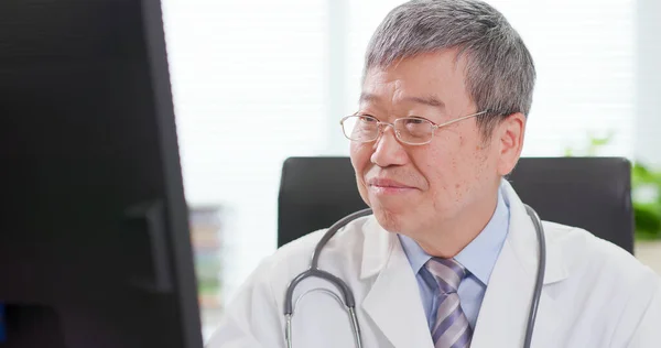 Starszy Pan Azji Mężczyzna Lekarz Wygląd Komputer — Zdjęcie stockowe