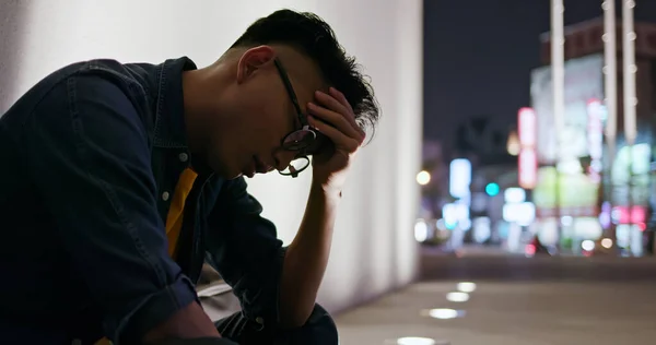 Asyalı Bir Adam Bir Şeye Üzülüyor Akşamları Dışarıda Oturuyor — Stok fotoğraf