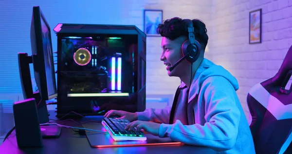 Junge Asiatische Handsome Pro Gamer Fühlen Sich Aufgeregt Während Sie — Stockfoto