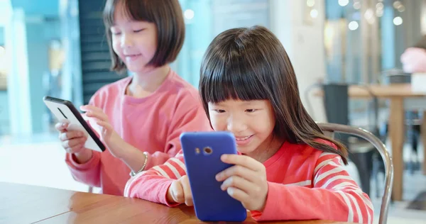 Asiatique Enfant Jouer Téléphone Cellulaire Restaurant Heureusement — Photo