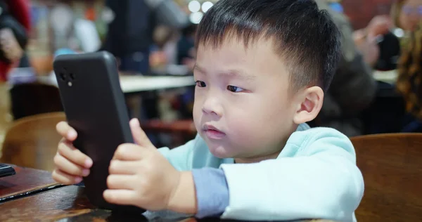 Ázsiai Fiú Játszani Mobiltelefon Nagyon Intenzíven Amikor Kiment — Stock Fotó