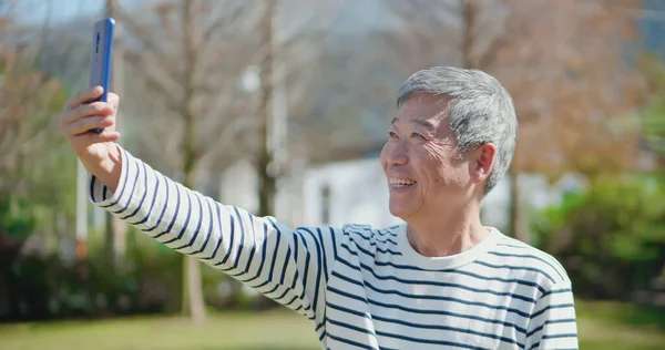 Старший Азиатский Мужчина Делает Селфи Мобильному Телефону Счастливо Улыбается — стоковое фото
