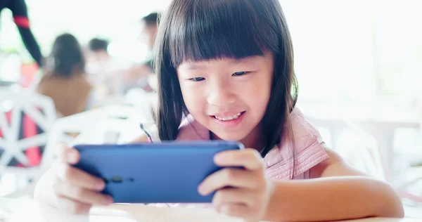 Asiatique Fille Regarder Vidéo Jouer Jeu Mobile Heureusement Par Téléphone — Photo