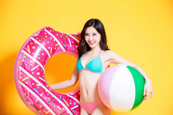 Aziatische Vrouw Ontspannen Zorgeloos Klaar Reizen Bikini Badpak Met Donut — Stockfoto