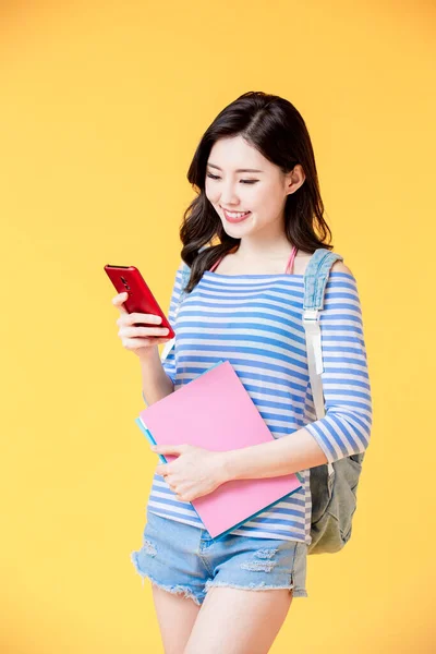 Asiatische Studentin Benutzt Smartphone Mit Buch — Stockfoto