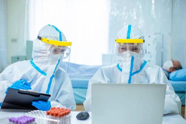 Médicos Discutem Situação Paciente Computador Com Vestido Isolamento Trajes Protetores — Fotografia de Stock