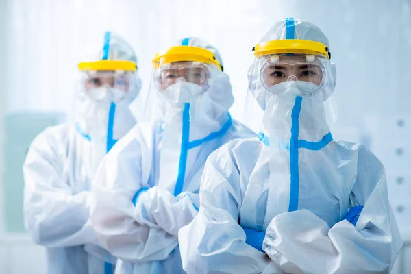 Médicos Olham Para Você Eles Usam Vestido Isolamento Trajes Proteção — Fotografia de Stock