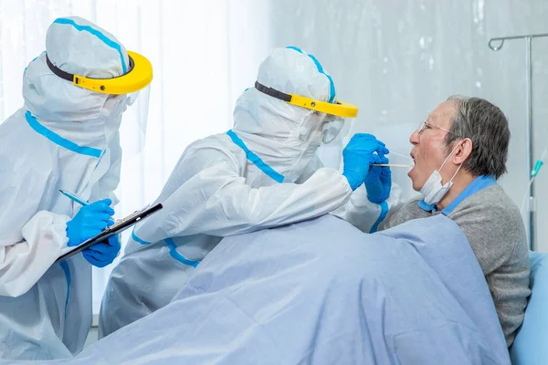 Teste Coronavírus Trabalhador Médico Que Toma Esfregaço Garganta Para Amostra — Fotografia de Stock