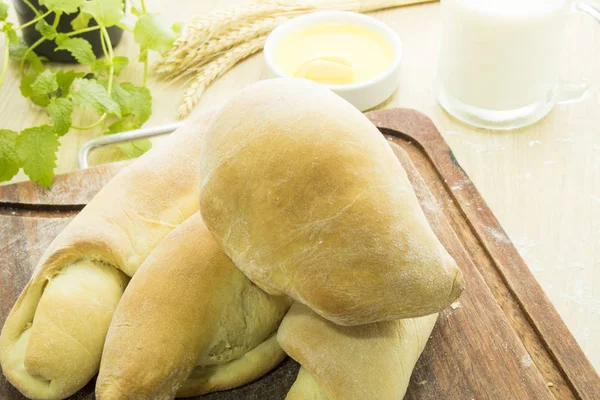 Frühstück mit hausgemachtem Brot — Stockfoto