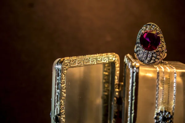 Красивое аметистовое кольцо — стоковое фото