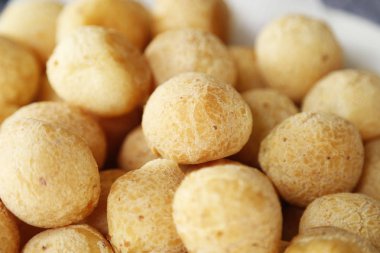 Lezzetli peynir ekmek masanın üzerine