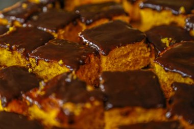 Havuçlu kek çikolata şurubu ile