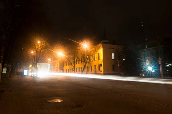 Kalouga. La nuit rue de la ville tourné avec une longue exposition aux lumières des voitures et des lampadaires — Photo